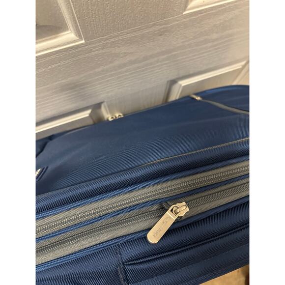 Amazon Basics Convertible Travel Backpack Carry-On Approx. 22x14x9 inches blue - Picture 14 of 14